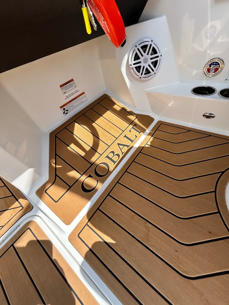 Slide: The Image of Cobalt R4 Outboard 2022 boat flooring with speaker and cup holders. - 29