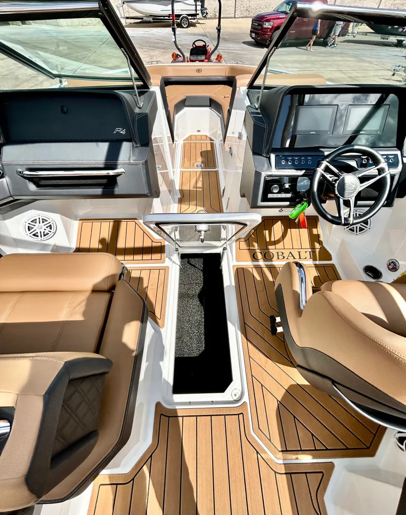 Slide: The Image of Cobalt R4 Outboard 2022 - 37