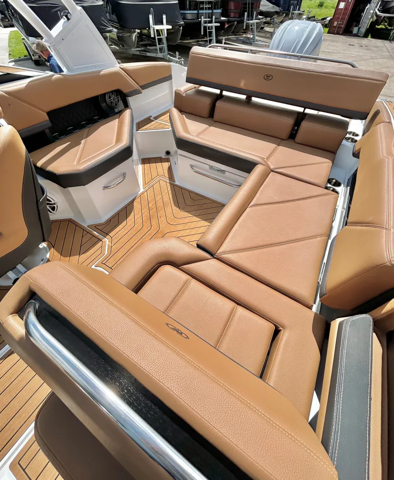 Slide: The Image of Cobalt R4 Outboard 2022 - 38
