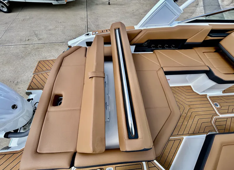 Slide: The Image of Cobalt R4 Outboard 2022 - 52