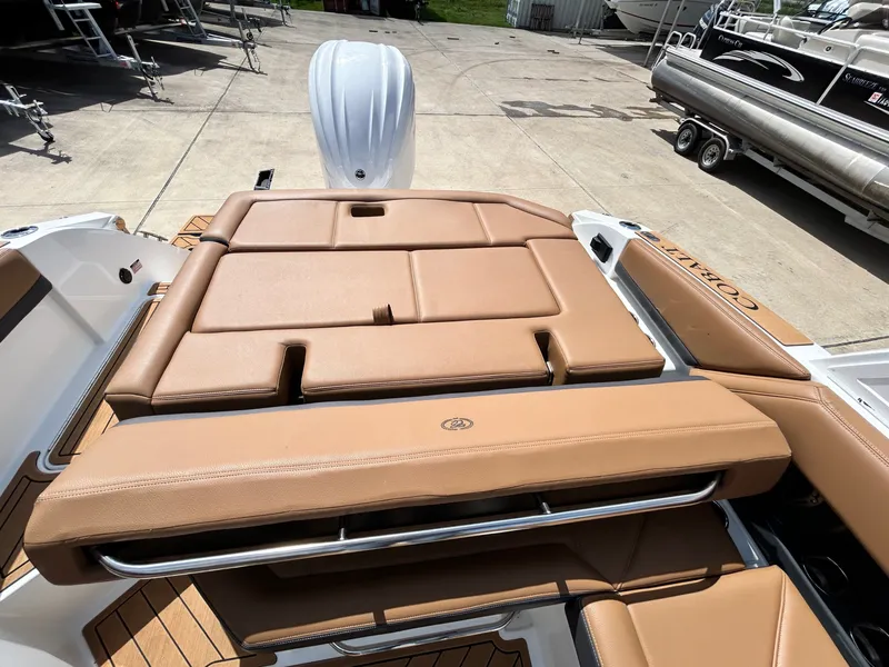 Slide: The Image of Cobalt R4 Outboard 2022 - 55