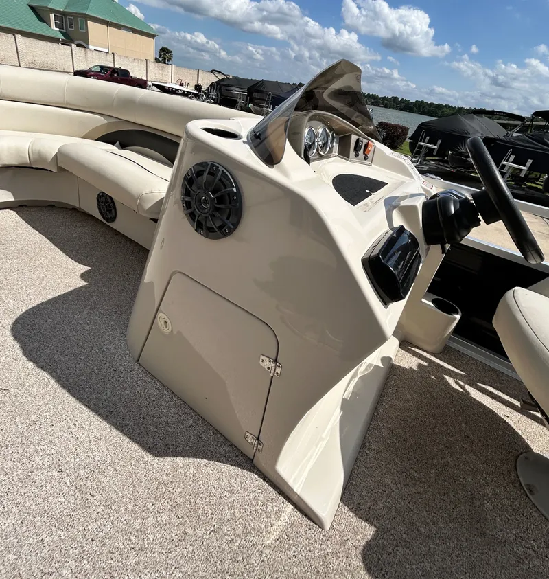 Slide: The Image of Interior view of a 2012 Cypress Cay SEABREEZE 23 boat. - 16