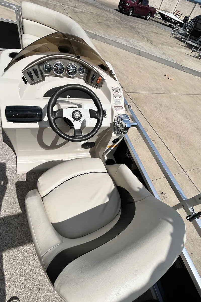 Slide: The Image of Interior view of a 2012 Cypress Cay SEABREEZE 23 boat cockpit. - 22