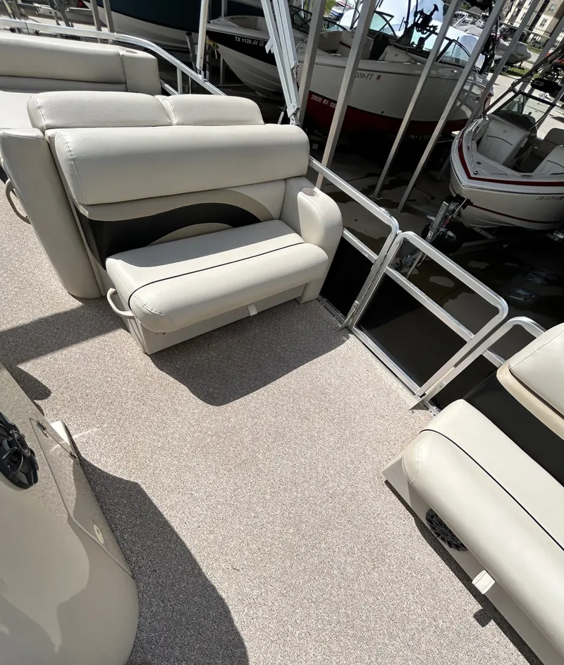 Slide: The Image of Interior of a 2012 Cypress Cay SEABREEZE 23 pontoon boat. - 27