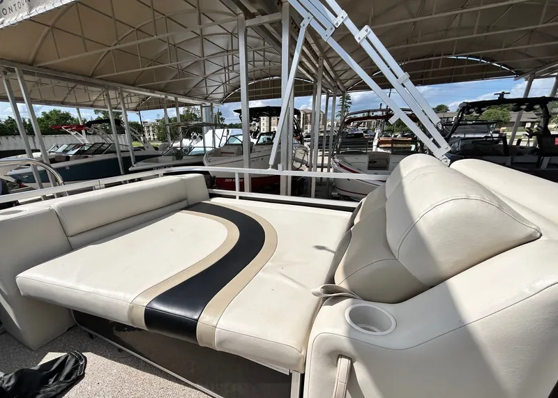 Slide: The Image of Cypress Cay SEABREEZE 23 pontoon boat interior, 2012 model. - 32