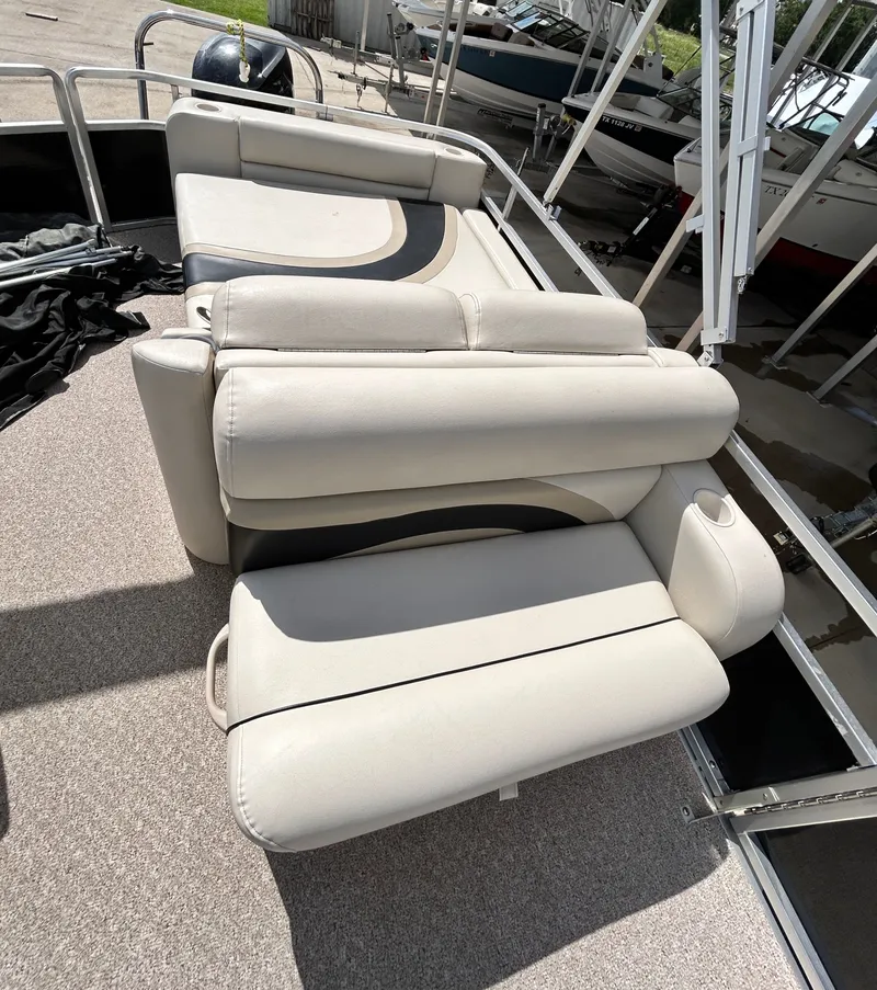 Slide: The Image of Cypress Cay SEABREEZE 23 boat seat, cream upholstery, 2012 model. - 34