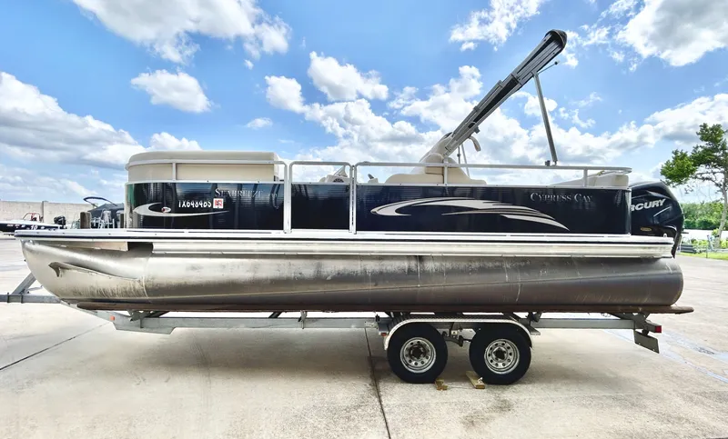 Slide: The Image of 2012 Cypress Cay SEABREEZE 23 pontoon boat on trailer, blue sky. - 4