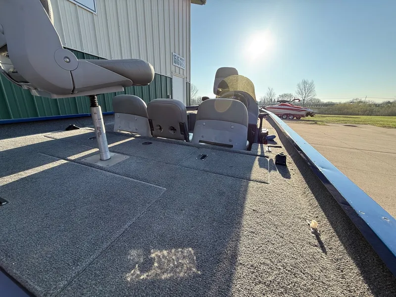 Slide: The Image of 2009 Alumacraft Pro 175 boat with seating and sunshine. - 11