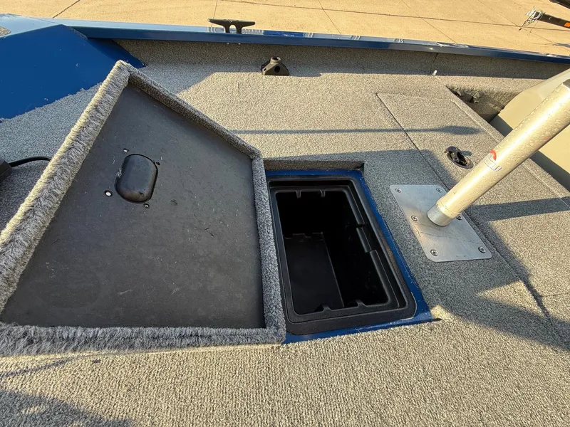 Slide: The Image of 2009 Alumacraft Pro 175 boat with open storage compartment. - 14