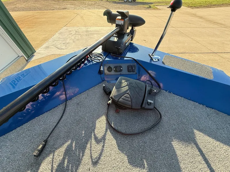 Slide: The Image of 2009 Alumacraft Pro 175 boat with control and pedal. - 15