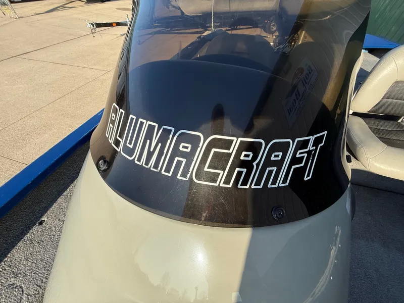 Slide: The Image of 2009 Alumacraft Pro 175 boat with windshield. - 16
