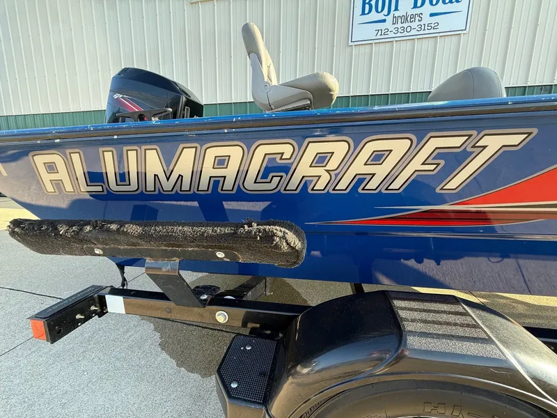 Slide: The Image of 2009 Alumacraft Pro 175 boat side view with logo. - 2