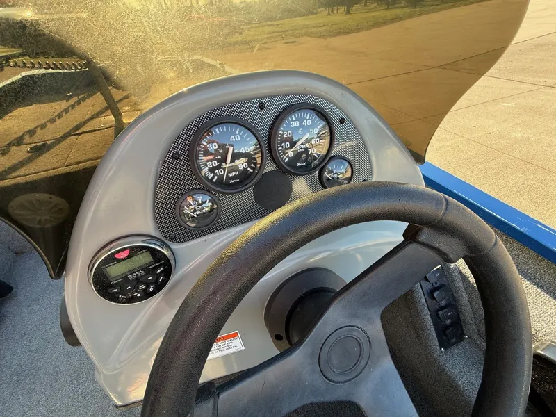 Slide: The Image of Dashboard of a 2009 Alumacraft Pro 175 boat. - 20