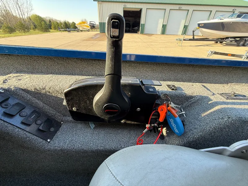 Slide: The Image of 2009 Alumacraft Pro 175 boat controls with Mercury throttle lever. - 22