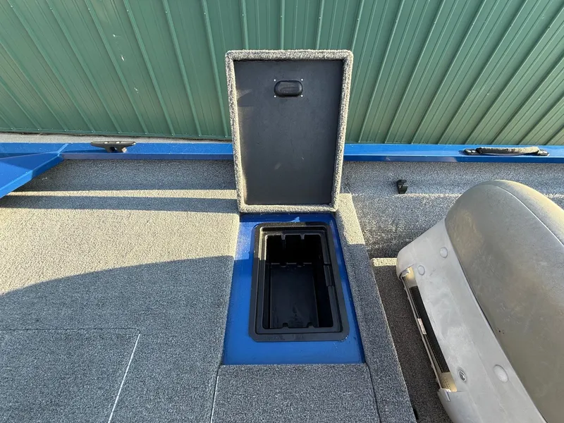 Slide: The Image of 2009 Alumacraft Pro 175 boat with open storage compartment. - 26