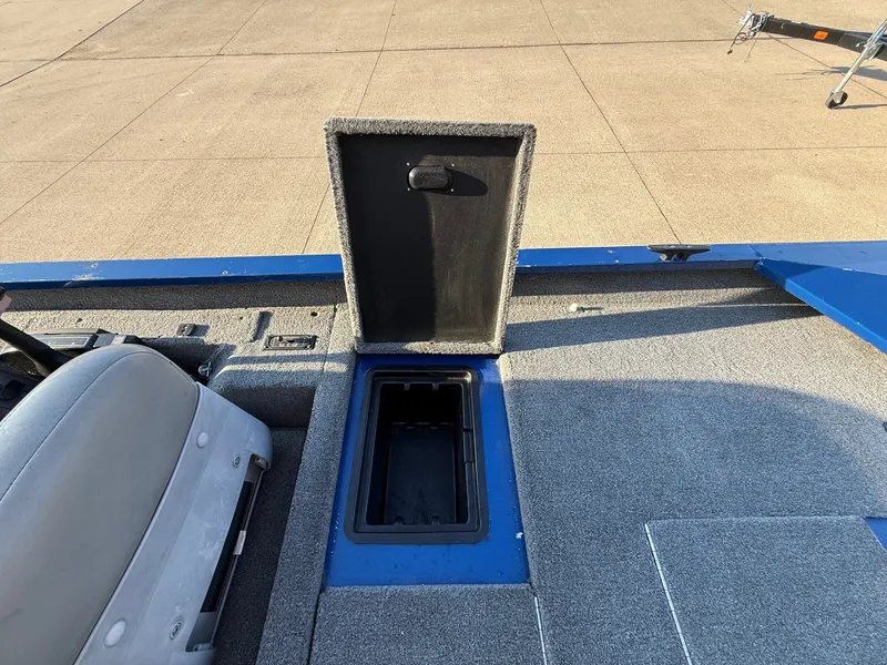 Slide: The Image of 2009 Alumacraft Pro 175 boat with open storage compartment. - 27