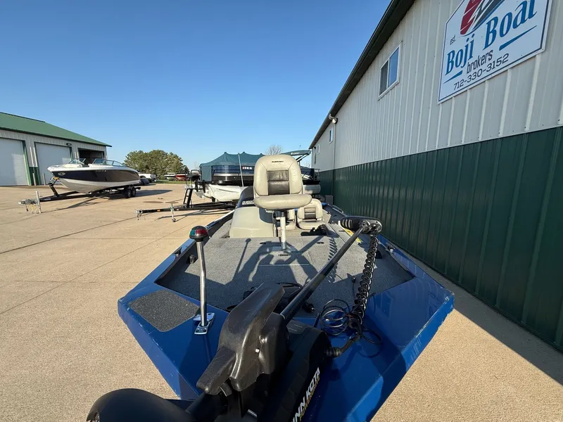 Slide: The Image of 2009 Alumacraft Pro 175 boat in front of Boji Boat building. - 5