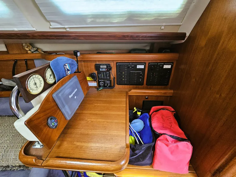 Slide: The Image of Hunter 41 Aft Cockpit 2007 - 34