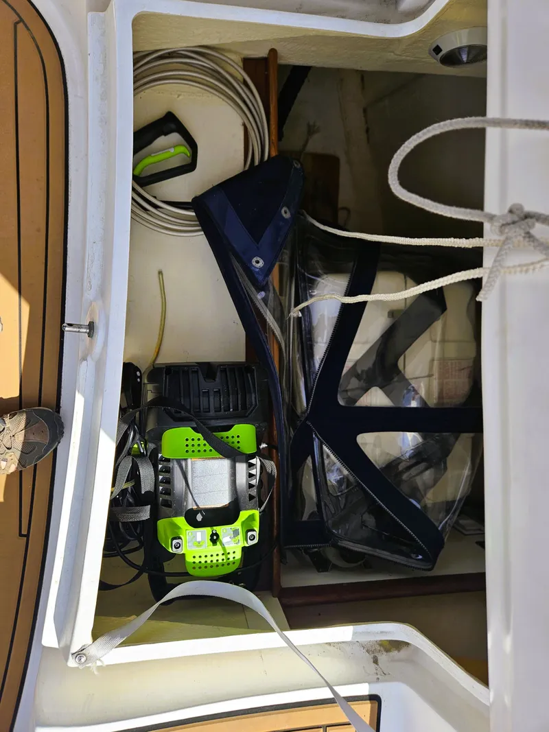 Slide: The Image of Hunter 41 Aft Cockpit 2007 - 9