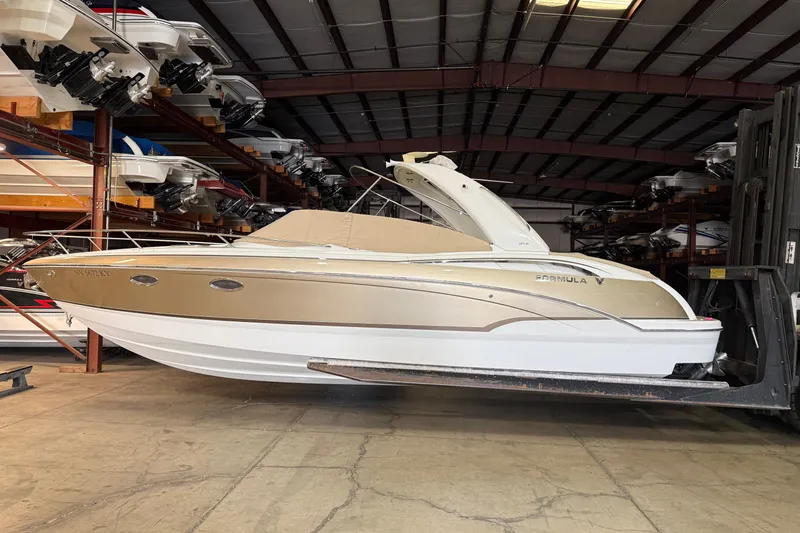 The Image of 2009 Formula 310 Sun Sport boat in indoor storage facility. - 0
