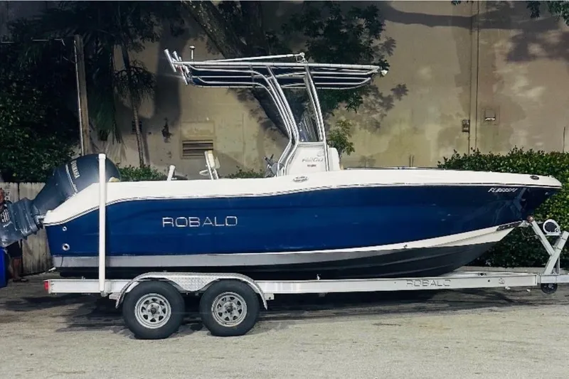 The Image of 2015 Robalo R200 Center Console boat on trailer, parked outdoors. - 0