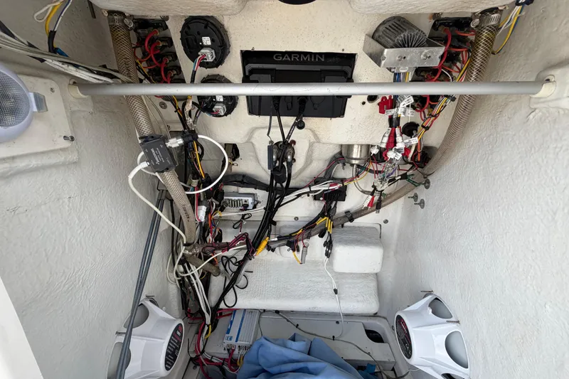 Slide: The Image of 2015 Robalo R200 Center Console wiring and electronics setup with Garmin equipment. - 40