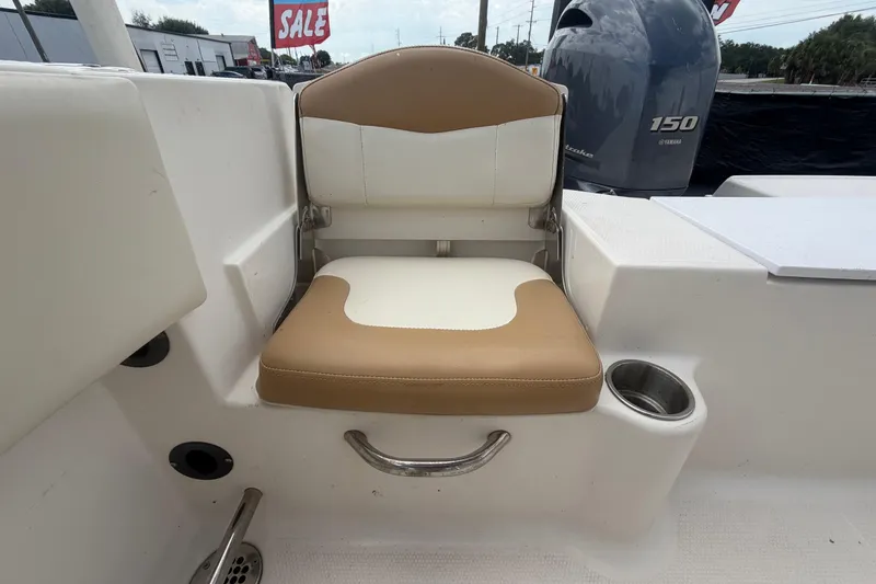 Slide: The Image of 2015 Robalo R200 Center Console boat seat with Yamaha 150 engine in background. - 46
