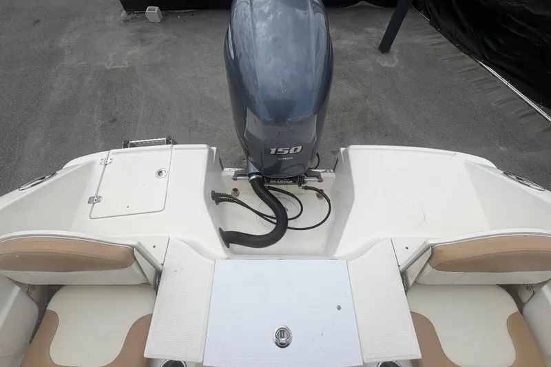 Slide: The Image of 2015 Robalo R200 Center Console boat with Yamaha 150 outboard motor. - 53