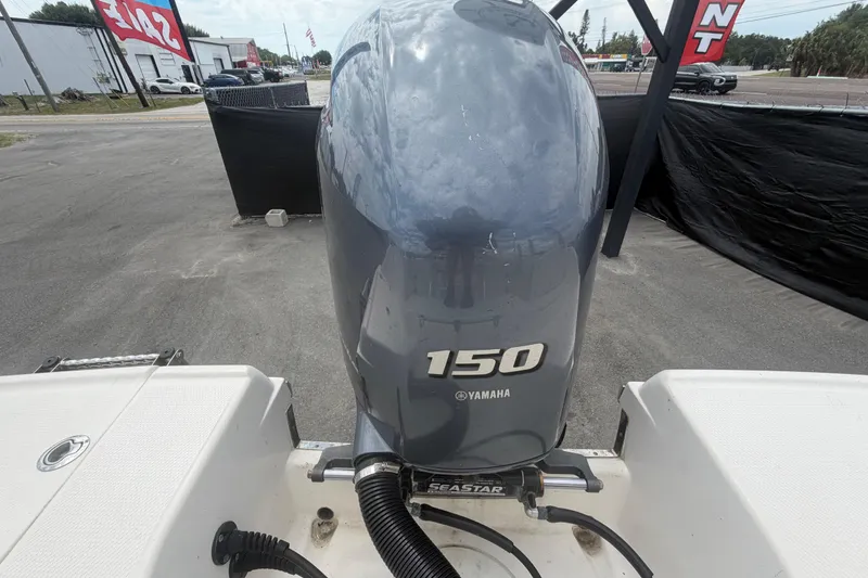 Slide: The Image of 2015 Robalo R200 Center Console with Yamaha 150 outboard engine, displayed for sale. - 55