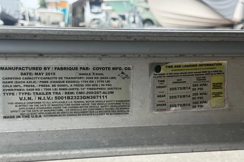 Slide: The Image of 2015 Robalo R200 Center Console trailer label with tire and loading information. - 62