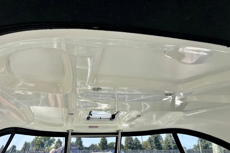 Slide: The Image of Interior view of 2006 Sea Ray Sundancer 400 boat's sleek ceiling design. - 9