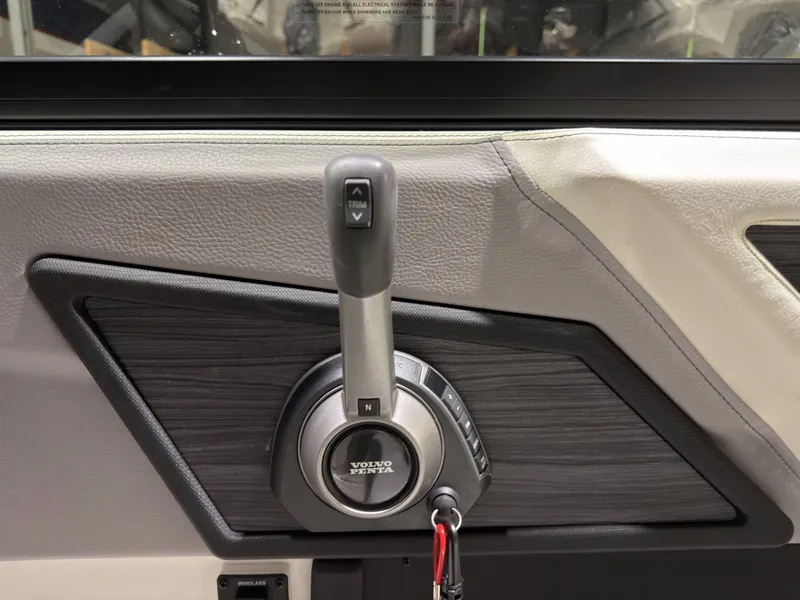 Slide: The Image of Volvo Penta throttle lever in 2022 Cobalt R6 boat. - 39