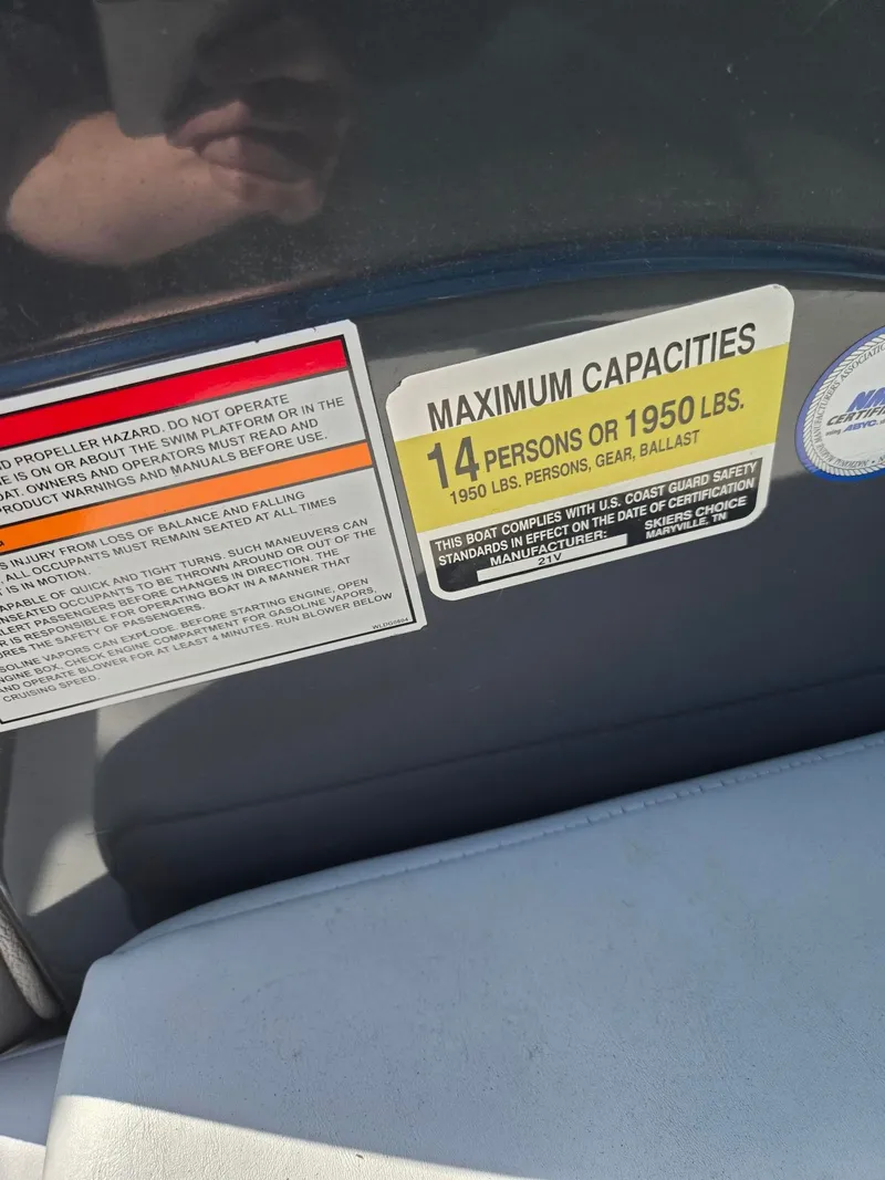 Slide: The Image of 2009 Supra Launch 21 V boat capacity label, max 14 persons or 1950 lbs. - 13