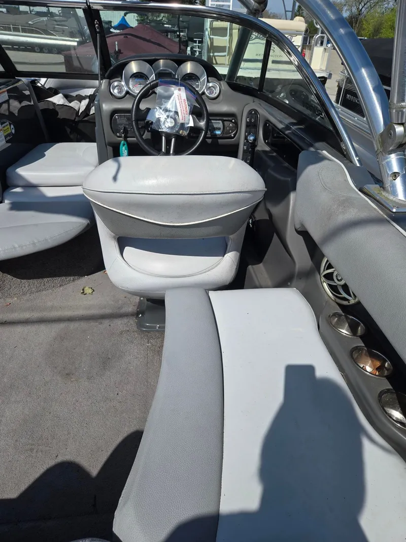 Slide: The Image of Interior of a 2009 Supra Launch 21 V boat with gray seating. - 8