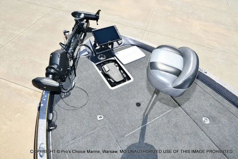 Slide: The Image of 2013 Ranger Z520c Dual Console boat with steering console and seat. - 10