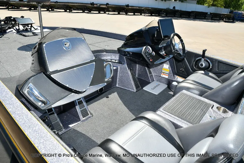 Slide: The Image of Interior of a 2013 Ranger Z520c Dual Console boat. - 14