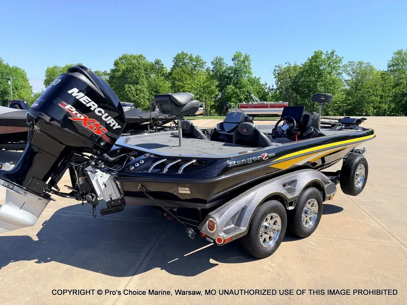 Slide: The Image of 2013 Ranger Z520c Dual Console boat with Mercury engine. - 17