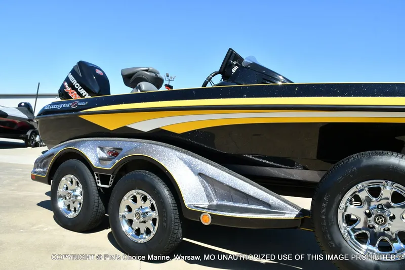 Slide: The Image of 2013 Ranger Z520c Dual Console boat with shiny rims. - 20