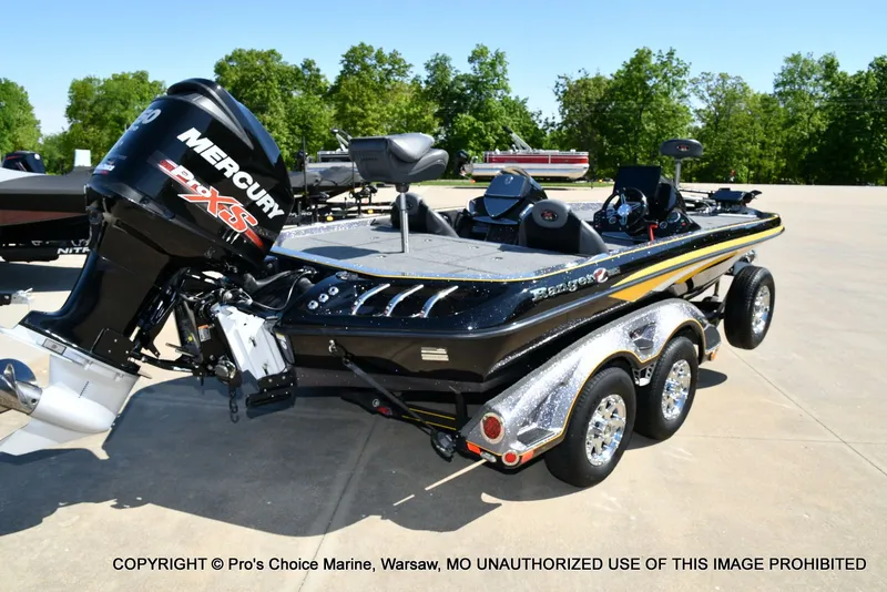 Slide: The Image of 2013 Ranger Z520c Dual Console boat with Mercury engine. - 21