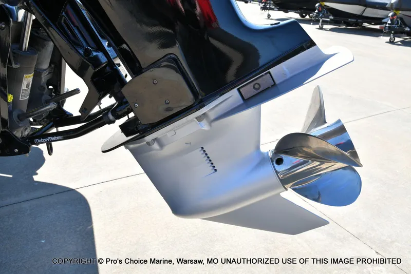 Slide: The Image of 2013 Ranger Z520c Dual Console outboard motor and propeller. - 25