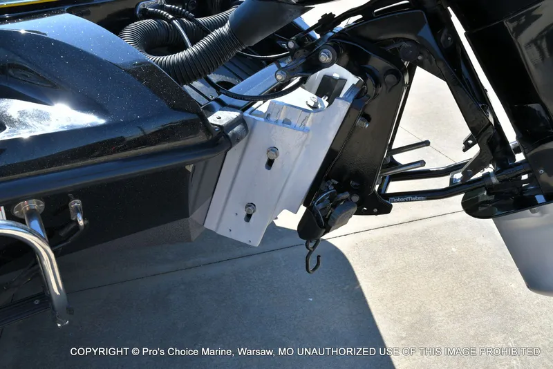 Slide: The Image of 2013 Ranger Z520c Dual Console boat motor mount. - 27