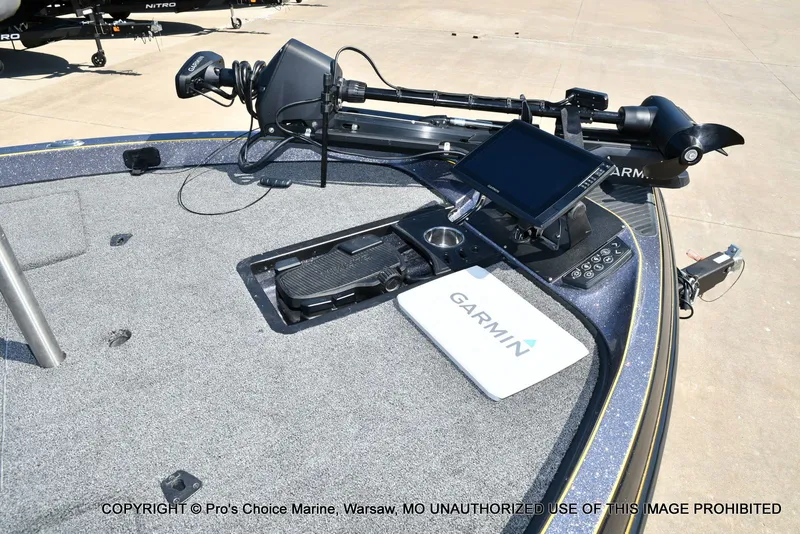 Slide: The Image of 2013 Ranger Z520c boat with Garmin technology and dual console. - 3