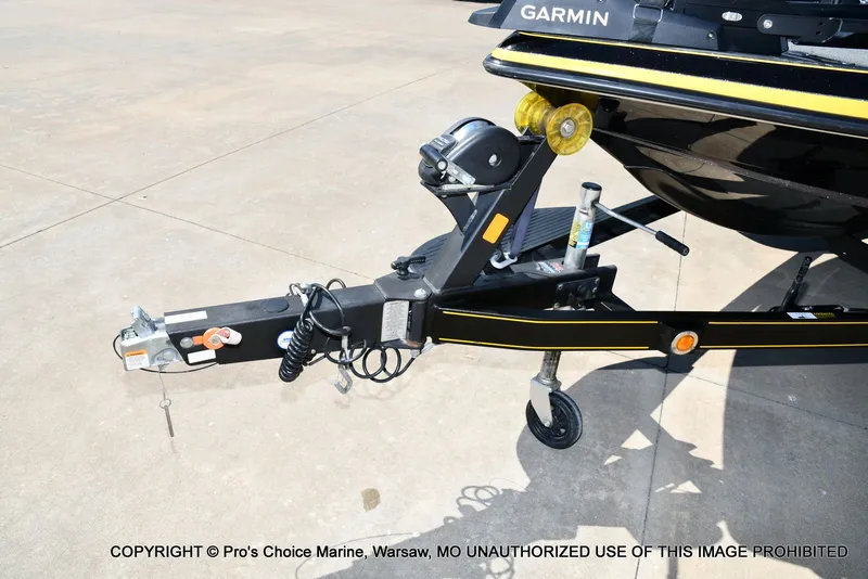 Slide: The Image of Trailer of a 2013 Ranger Z520c Dual Console boat. - 34