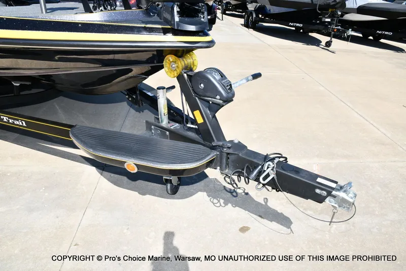 Slide: The Image of 2013 Ranger Z520c Dual Console boat trailer detail view. - 35