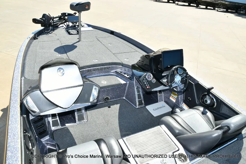 Slide: The Image of 2013 Ranger Z520c Dual Console boat interior with Garmin equipment. - 48
