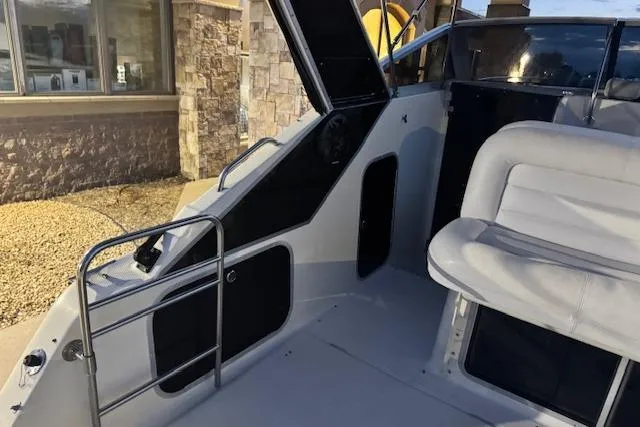 Slide: The Image of 1995 Maxum 2700 SR boat interior with seating and open hatch. - 20