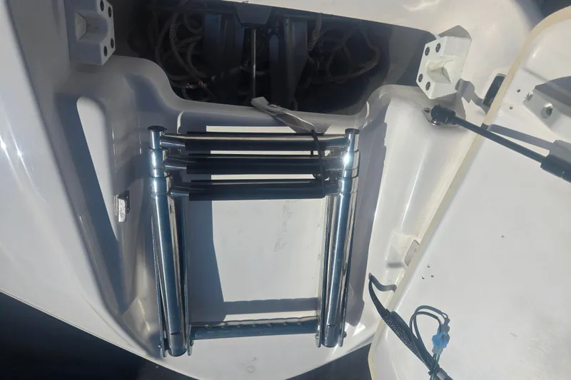 Slide: The Image of 2022 Yamaha Boats 212SD swim platform with retractable ladder. - 9
