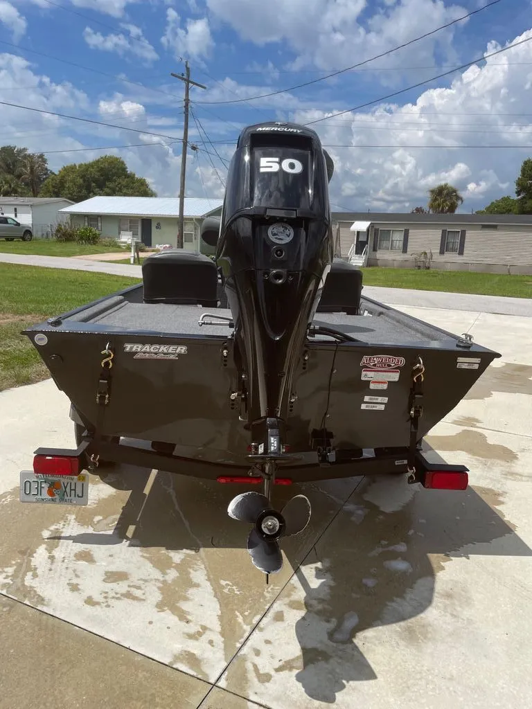 Slide: The Image of Tracker Bass Tracker Classic XL 2025 - 2