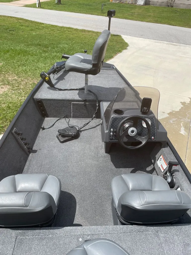 Slide: The Image of Tracker Bass Tracker Classic XL 2025 - 3