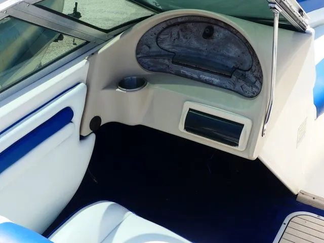 Slide: The Image of Stingray 190CS 2001 - 13